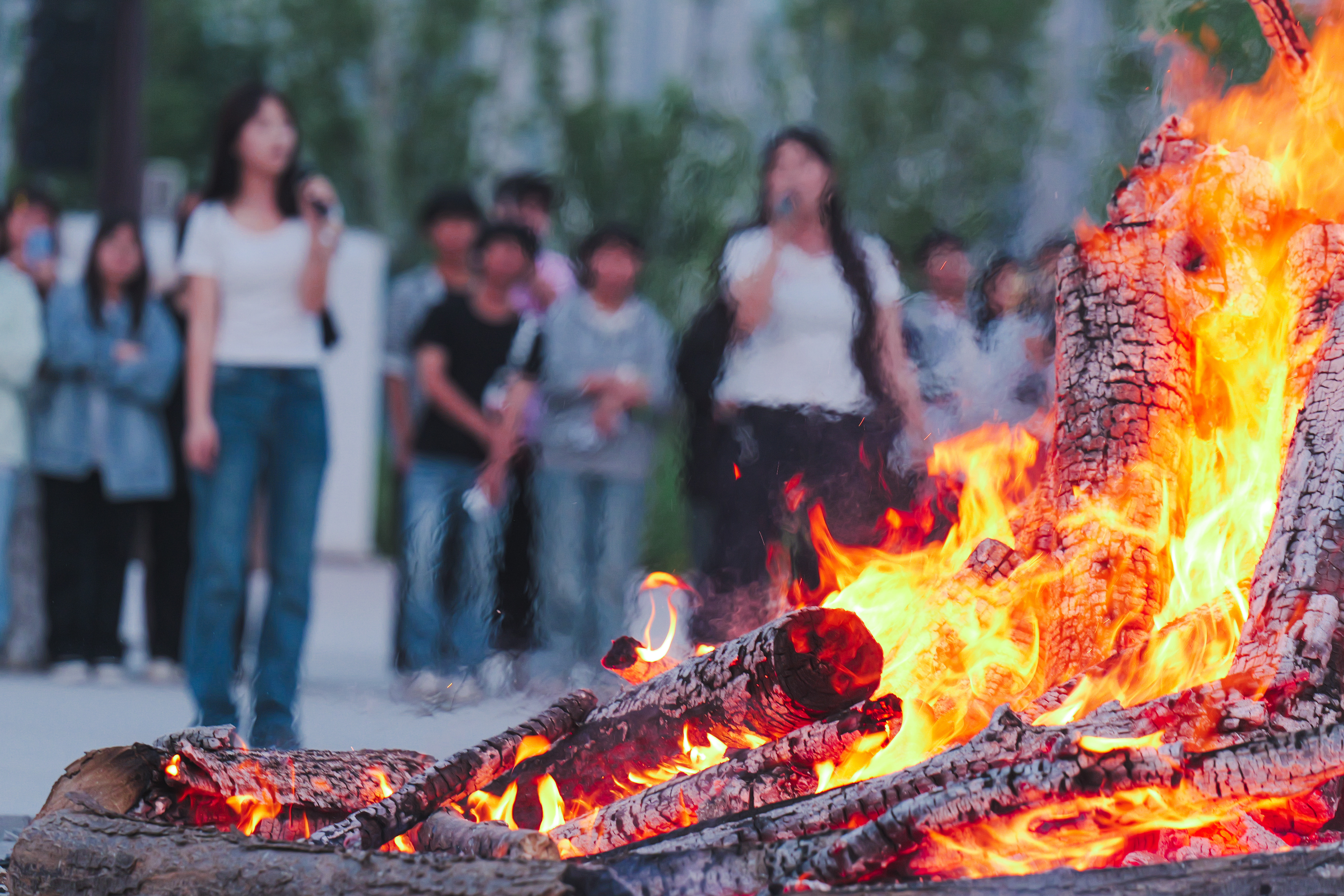 篝火点亮星空，“张雪机车”精神燃爆校园！